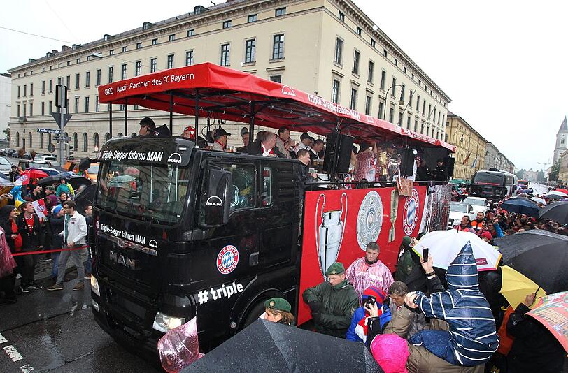Mia san Triple. Die Bilder von der Bayern-Siegesfeier auf dem Rathaus-Balkon.