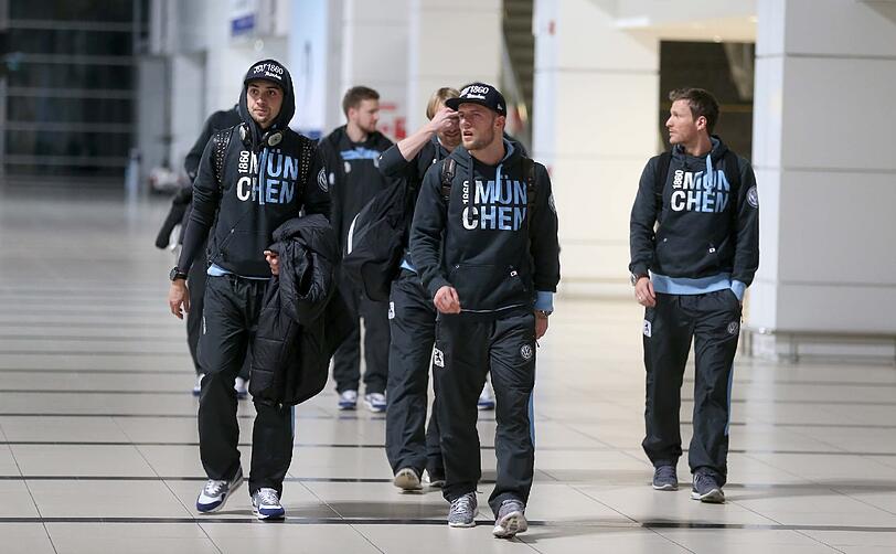 Markus Schwabl, Daniel Adlung und Benny Lauth nach der Ankunft am Flughafen.