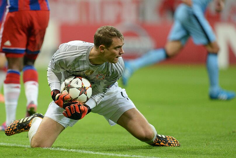 MANUEL NEUER: NOTE 3.
Manu, der Libero, nächste Auflage (27.), rettete artistisch an der Strafraumkante &ndash; und überhaupt: der Keeper war mehrmals im &bdquo;Out-of-Area&ldquo;-Einsatz. Giftgrünes Dress, Gift für Hamburgs Steilpässe. Sah am Ende Gelb wegen Handspiels an der Mittellinie. Hätte Rot sein müssen.