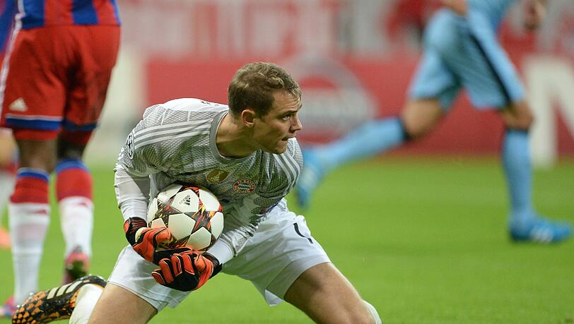 MANUEL NEUER: NOTE 3.
Manu, der Libero, nächste Auflage (27.), rettete artistisch an der Strafraumkante &ndash; und überhaupt: der Keeper war mehrmals im &bdquo;Out-of-Area&ldquo;-Einsatz. Giftgrünes Dress, Gift für Hamburgs Steilpässe. Sah am Ende Gelb wegen Handspiels an der Mittellinie. Hätte Rot sein müssen.