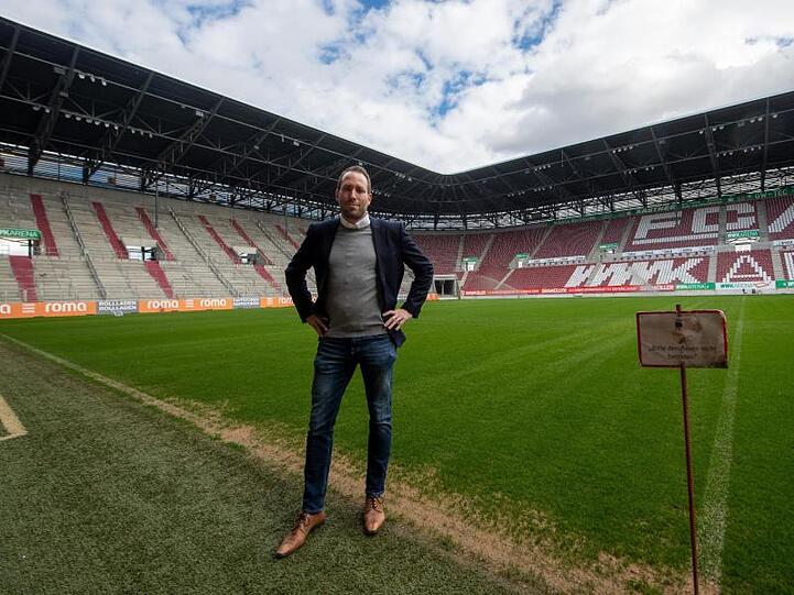 Michael Ströll, Geschäftsführer des FC Augsburg, steht in der WWK-Arena. Foto: Stefan Puchner/dpa/Archivbild