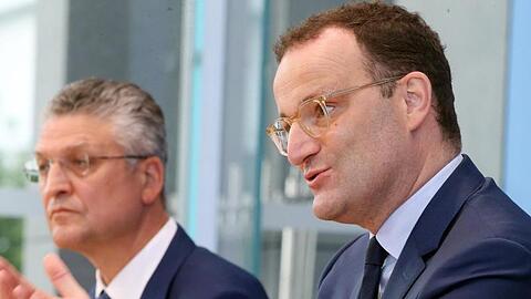 Jens Spahn, Bundesgesundheitsminister, und Lothar Wieler, Präsident des Robert-Koch-Instituts, beantworten während einer Pressekonferenz Fragen.