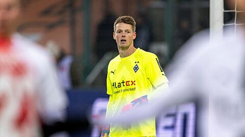 Gladbachs Torwart Jonas Omlin gibt Anweisungen.