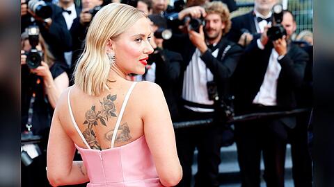 Schauspielerin Scarlett Johansson präsentierte den Fotografen auf dem roten Teppich in Cannes ihr großes Rücken-Tattoo.