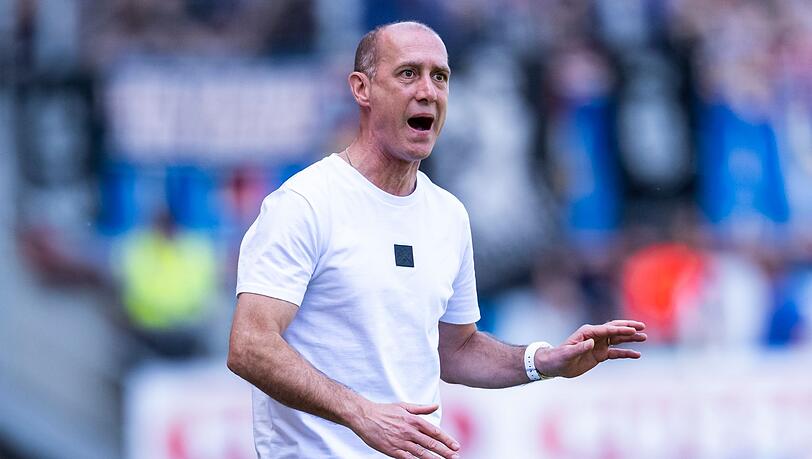 Regensburgs Trainer Joe Enochs gestikuliert. Regensburgs Trainer Joe Enochs gestikuliert.