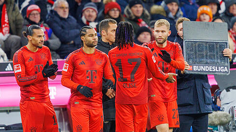 Leroy Sané, Serge Gnabry und Michael Olise (v.l.n.r.)  haben unterschiedliche Perspektiven beim FC Bayern.