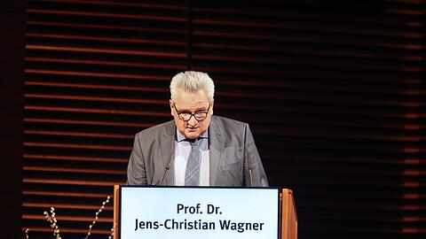 Jens-Christian Wagner, Direktor der Stiftung Gedenkstätte Buchenwald und Mittelbau-Dora, bedankte sich bei den aus verschiedenen Ländern angereisten Überlebenden des NS-Terrors, für die Teilnahme am Gedenkakt.