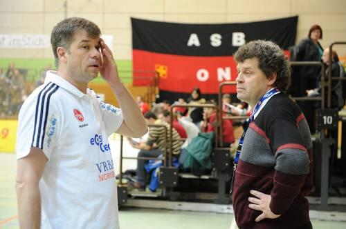 Prinzip Hoffnung &ndash; und Aussicht auf einen weiteren Pokal-Triumph: Club-Trainer Csaba Szücs (l.) und Präsident Achim Klamroth.