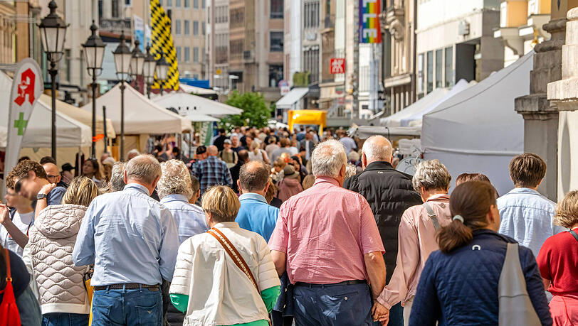 Passanten in Münchner Innenstadt beim Einkaufsbummel. Passanten in Münchner Innenstadt beim Einkaufsbummel.