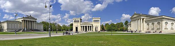 Das Panorama am Königsplatz mit Staatlicher Antikensammlung, Propyläen und Glyptothek. Das Panorama am Königsplatz mit Staatlicher Antikensammlung, Propyläen und Glyptothek.