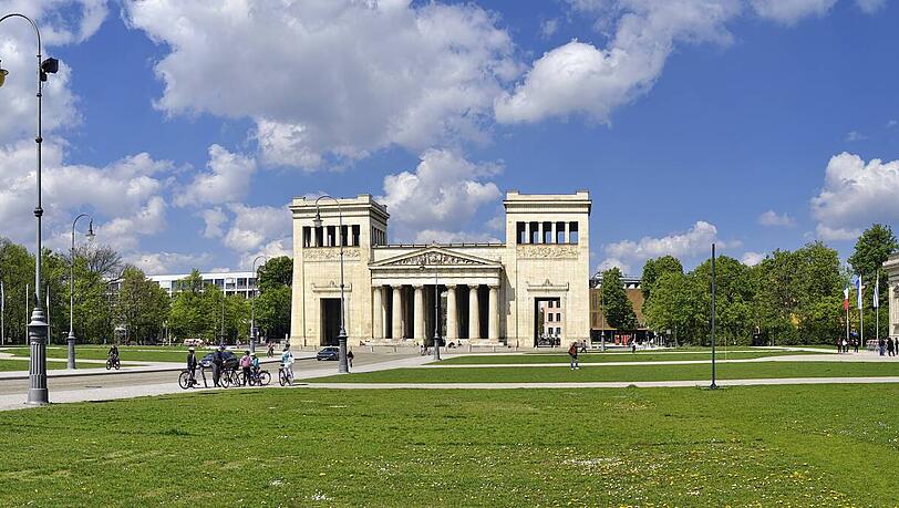Das Panorama am K&ouml;nigsplatz mit Staatlicher Antikensammlung, Propyl&auml;en und Glyptothek.