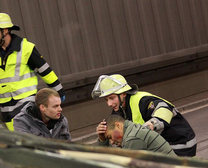 Ein schwerer Autounfall im Tunnel, klaffende Wunden, schreiende Verletzte: Rettungskräfte haben den Ernstfall im Richard-Strauss-Tunnel geprobt. Die AZ war dabei und hat den großen Übungseinsatz verfolgt.