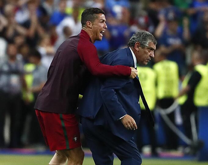 Das Ronaldo-Drama: Auf und Ab des portugiesischen Superstars im EM-Finale gegen Gastgeber Frankreich. Die einmaligen Bilder von Ronaldo, der von der tragischen Figur zum weltbesten Co-Trainer mutierte und dann zum großen Triumphator wurde.