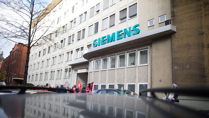 Großer Protest bei Siemens in Berlin gegen Stellenabbau. Großer Protest bei Siemens in Berlin gegen Stellenabbau.
