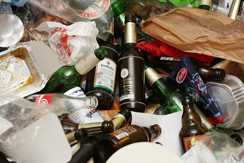 Überall stapeln sich Bierflaschen.