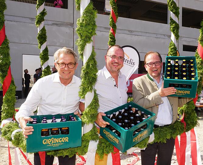 Diese Kästen sind noch in Giesing gebraut worden (v.l.): Stefan Wiegand (Aurelis), Steffen Marx (Giesinger Bräu) und Bürgermeister Manuel Pretzl.
