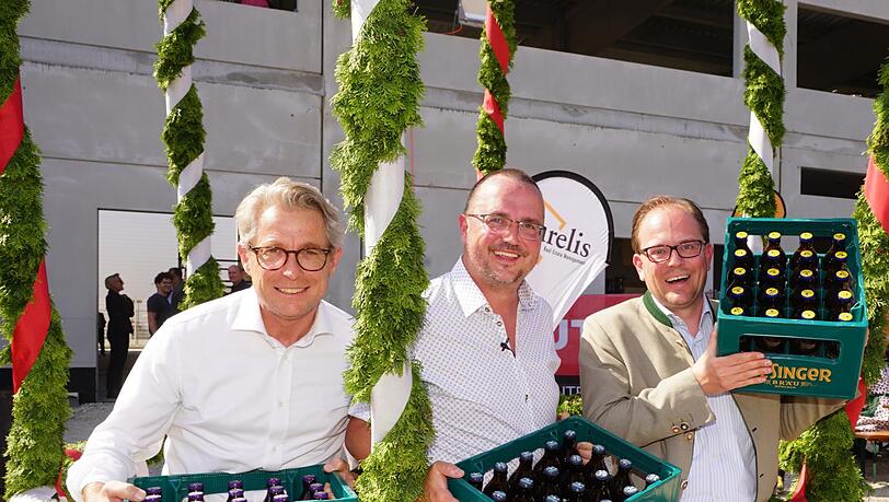 Diese Kästen sind noch in Giesing gebraut worden (v.l.): Stefan Wiegand (Aurelis), Steffen Marx (Giesinger Bräu) und Bürgermeister Manuel Pretzl. Diese Kästen sind noch in Giesing gebraut worden (v.l.): Stefan Wiegand (Aurelis), Steffen Marx (Giesinger Bräu) und Bürgermeister Manuel Pretzl.