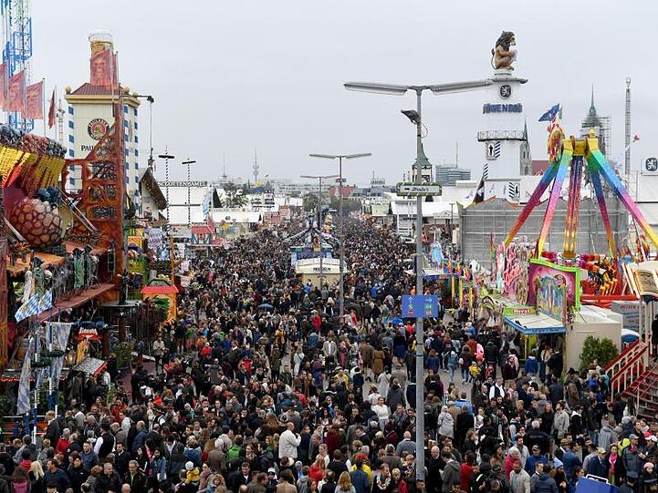 Bisher gehen die Organisatoren davon aus, dass es dieses Jahr wieder ähnlich zugehen wird wie auf der Wiesn 2019. (Symbolbild)