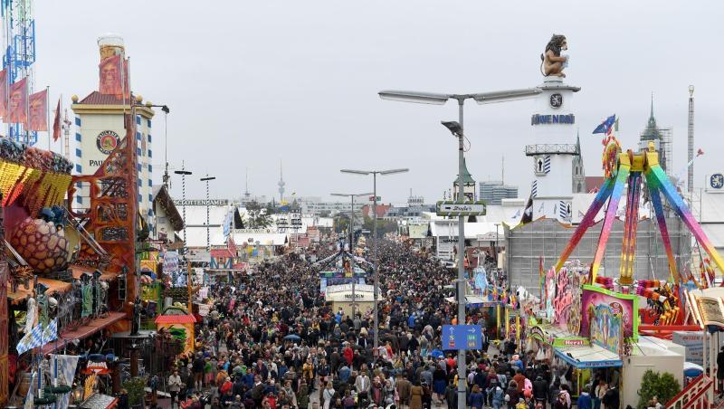 Solche Menschenmassen wie auf der Wiesn 2019 wird man wohl 2021 nicht auf dem Oktoberfest sehen. Solche Menschenmassen wie auf der Wiesn 2019 wird man wohl 2021 nicht auf dem Oktoberfest sehen.