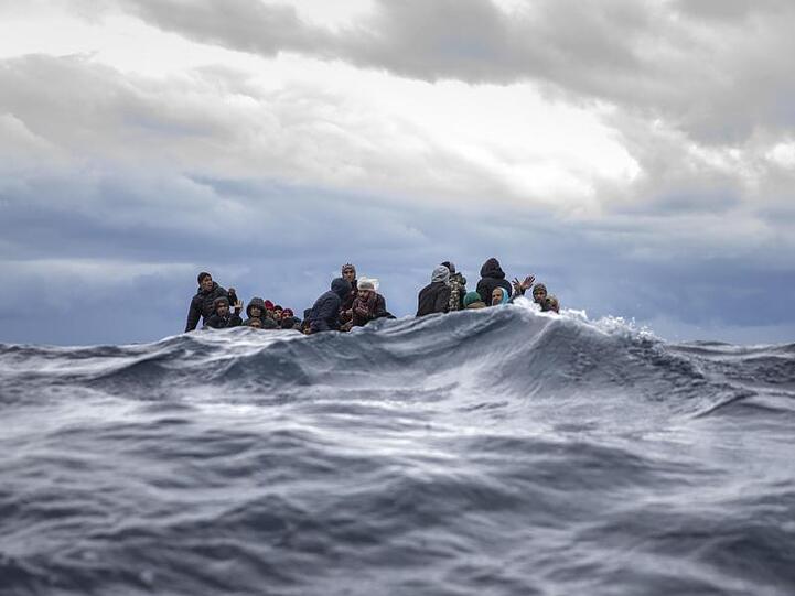 Überfülltes Holzboot vor der Küste Libyens: Nach UN-Angaben fanden im vergangenen Jahr 1327 Menschen den Tod bei der Flucht über das Mittelmeer oder sind vermisst.