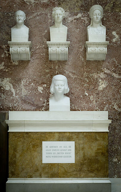 Eine ganz Große: die Büste von Sophie Scholl (unten) in der Ruhmeshalle Walhalla über der Donau bei Donaustauf. Eine ganz Große: die Büste von Sophie Scholl (unten) in der Ruhmeshalle Walhalla über der Donau bei Donaustauf.