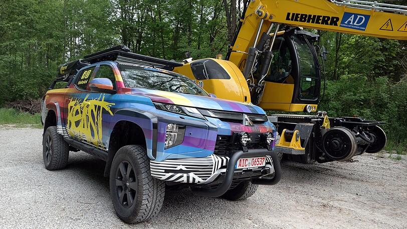 Erst neben einem großen Bagger zieht das gewaltige Pop-Art-Beast den Kürzeren.