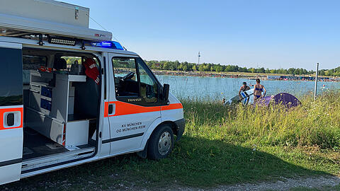 Ein 25-Jähriger wäre am Riemer See beinahe ertrunken.