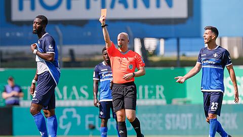 In Fürth kam Aufsteiger Darmstadt unter die Räder. Patric Pfeiffer (l) sah dabei die Rote Karte.