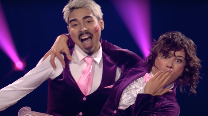 Ist immer zu derben Scherzen aufgelegt: Comedian Toni Bauer hier mit Anastasia.