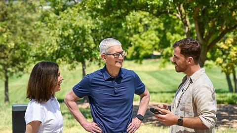 Ein Dresdner Student (r) gewinnt einen Entwickler-Wettbewerb von Apple für Studenten.