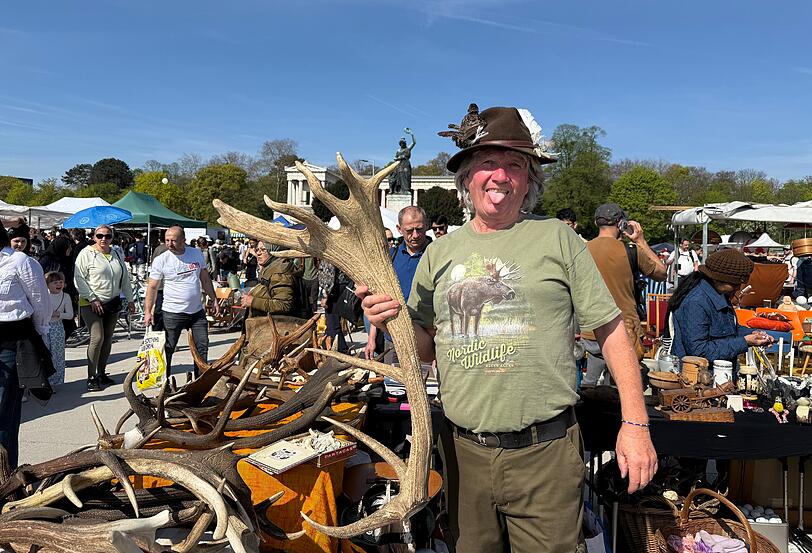 Verk&auml;ufer Wolfgang Stowasser (67) hat viele Wild-Geweihe dabei &ndash; und einen ausgefallenen, unverk&auml;uflichen Hut.