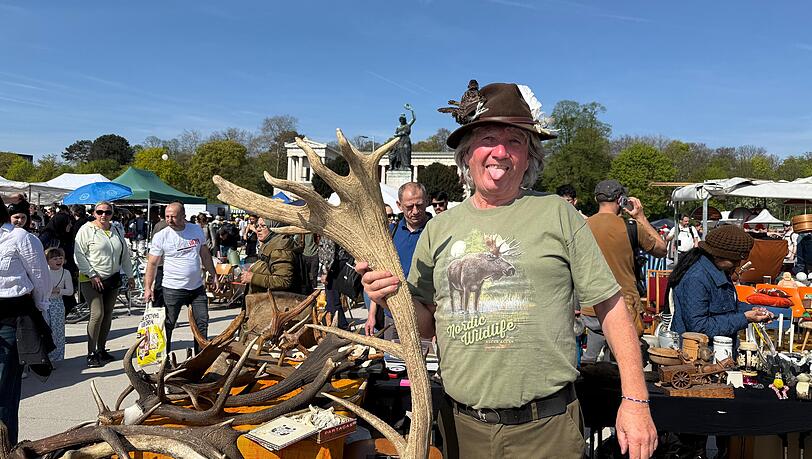 Verk&auml;ufer Wolfgang Stowasser (67) hat viele Wild-Geweihe dabei &ndash; und einen ausgefallenen, unverk&auml;uflichen Hut.