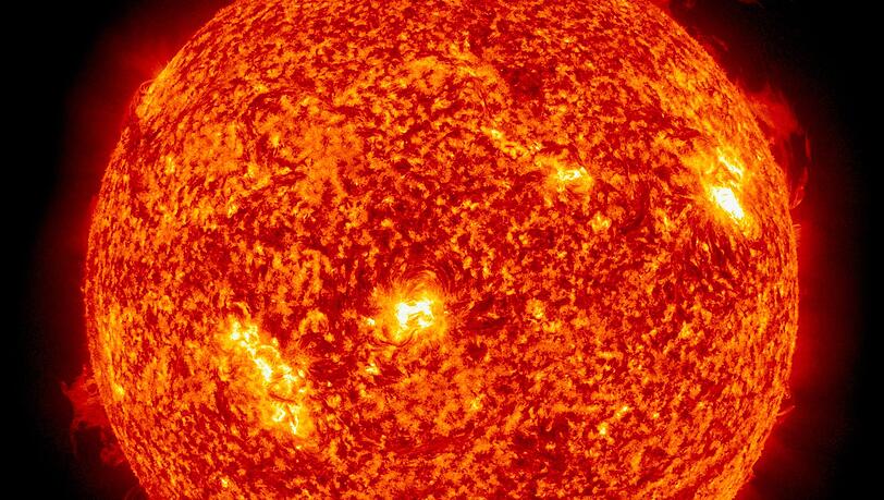 Alles auf der Erde richtet sich nach der 150 Millionen Kilometer entfernten Sonne aus. Alles auf der Erde richtet sich nach der 150 Millionen Kilometer entfernten Sonne aus.
