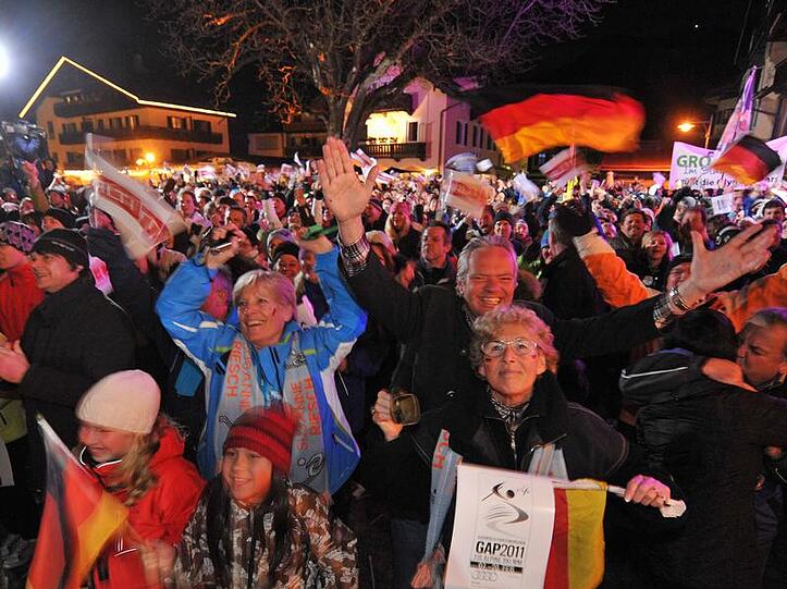 Etwa 3000 Fans sehen sich auf dem Mohrenplatz das Slalom-Finale gemeinsam an.