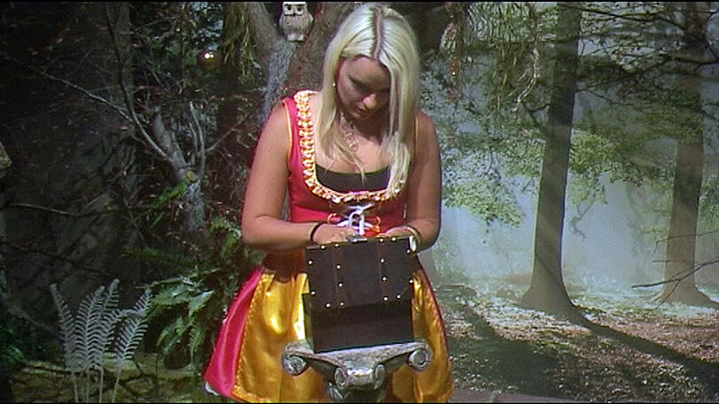 Prominenter Zuwachs im Big-Brother-Haus: Topmodel-Kandidatin Gina Lisa Lohfink ist eingezogen und liefert sich am ersten Tag gleich eine heiße Dusche. Die Bilder