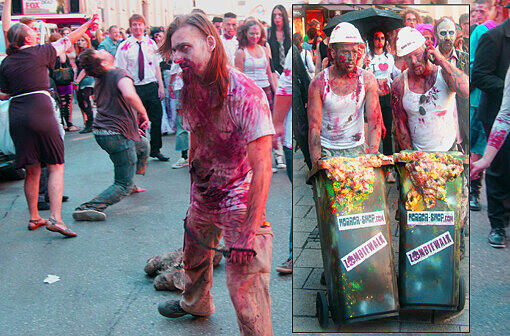 Die neue Staffel von "The Walking Dead" startet demnächst wieder bei FOX. Fans dieser Thriller- Reihe aus aller Welt feiern das auf sehr spekakuläre Art und Weise: Mit einem Zombiewalk. Übel zugerichtet und mit Kunstblut übersät erschrecken gut 700 Fans die Münchner am Karlsplatz Stachus. Die schrägsten Bilder.