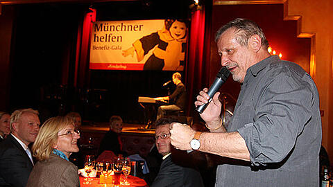 Zum Schluss seines Auftritts verlässt Konstantin Wecker die Bühne und singt direkt im Publikum &ndash; einer der Höhepunkte des Gala-Abends. Der Mann kann einen mit seiner Stimme umarmen. Er beglückt die Gala-Gäste mit einer Extra-Dosis Gefühl &ndash; ohne auch nur einen Moment ins Kitschige abzugleiten. Als Konstantin Wecker und sein Begleiter Jo Barnikel &bdquo;Wenn der Sommer nicht mehr weit ist&ldquo; anstimmen, stöhnen einige im Publikum auf &ndash; vor Erleichterung, dass sie es hören dürfen. &bdquo;Genießen war noch nie ein leichtes Spiel&ldquo;, singt Wecker. An diesem Abend hat das nicht gestimmt.