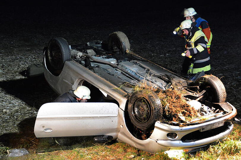 Glatteisunfall auf der B299 - die Bilder vom Rettungseinsatz.