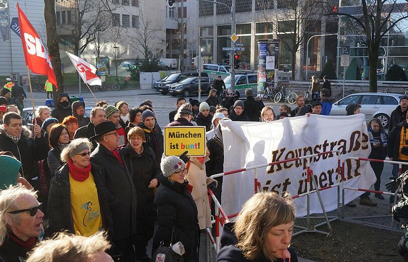Demonstranten und Gegendemonstranten stehen vor der Polizeiabsperrung in der Nymphenburgerstraße.
