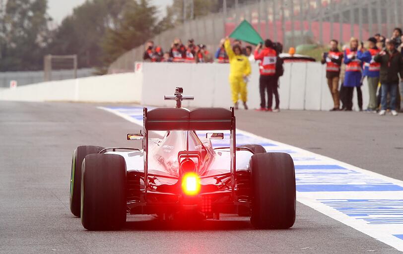 Weltmeister Lewis Hamilton vom Mercedes AMG Petronas Team im neuen Boliden W07 Hybrid.