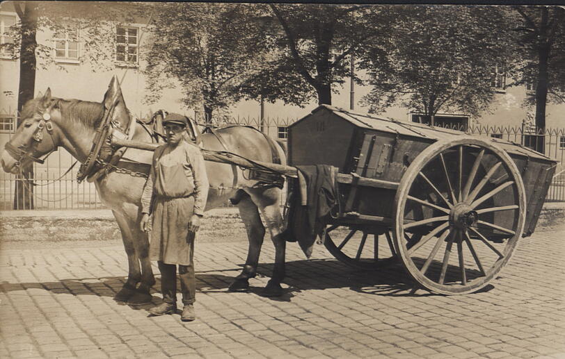 Und so sahen die Müllautos in den Anfangsjahren aus: Die sogenannten Harritschwagen hatten, wie man sieht, genau ein PS.