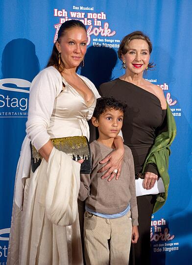 Allegra Curtis, ihr Sohn Raphael und Christine Kaufmann bei der Premiere des Musicals "Ich war noch niemals in New York" (2010) in Stuttgart.