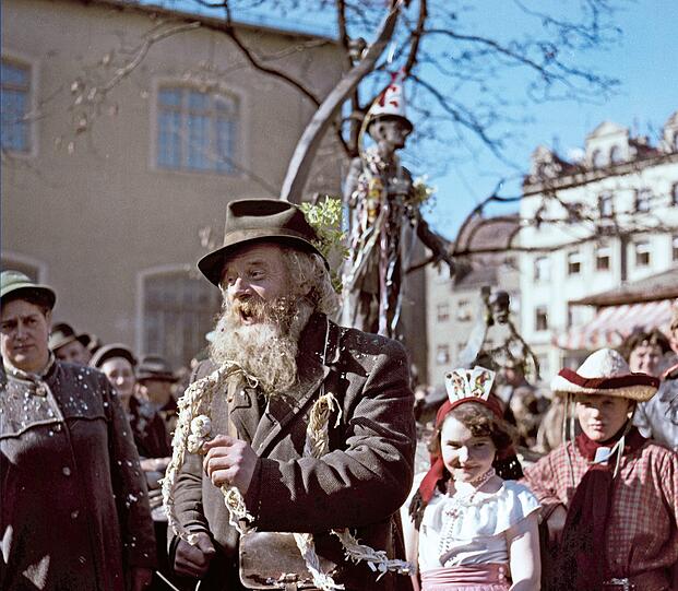 Noch einmal Fasching &ndash; hier 1955 am Karl-Valentin-Brunnen, wo ein Knoblauch-Apostel seine Wunderknolle anpreist.