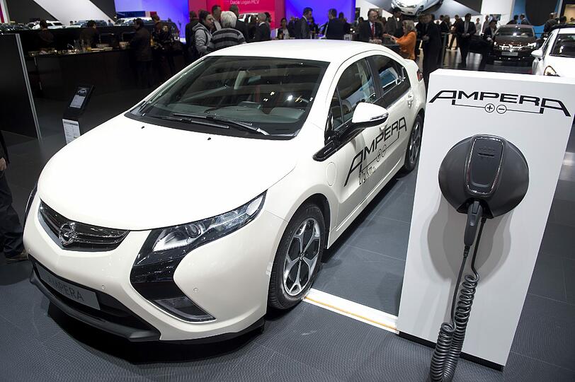 Neueste Generation: Ein Opel Ampera beim Stromtanken. E-Mobile gab es aber schon zu Beginn des letzten Jahrhunderts.