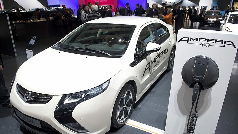 Neueste Generation: Ein Opel Ampera beim Stromtanken. E-Mobile gab es aber schon zu Beginn des letzten Jahrhunderts. Neueste Generation: Ein Opel Ampera beim Stromtanken. E-Mobile gab es aber schon zu Beginn des letzten Jahrhunderts.