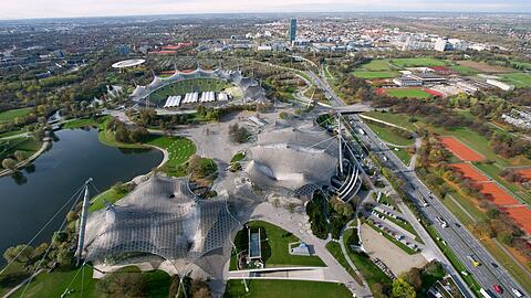 So schaut's von oben aus, das architektonisch legendäre Olympiagelände. Hier noch hinten im Bild: das abgerissene Radstadion.