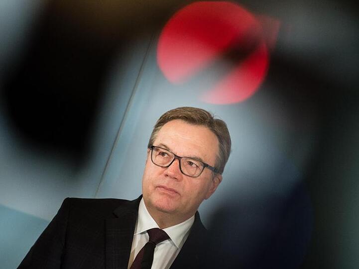 Günther Platter (Österreichische Volkspartei), Landeshauptmann von Tirol, spricht auf einer Pressekonferenz. Foto: Matthias Balk/dpa/Archivbild