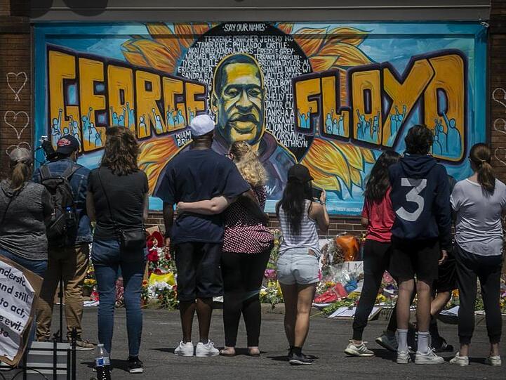 Menschen trauern in Minneapolis um George Floyd. Sportler aus aller Welt zeigen nach dem Tod des Afroamerikaners ihr Mitgefühl.