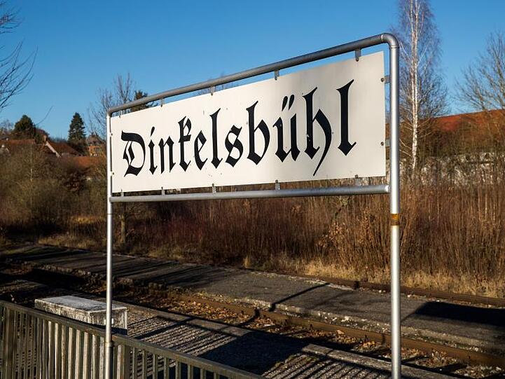 Ein Ortsschild am ehemaligen Bahnhof von Dinkelsbühl.