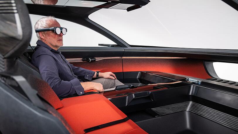 Arbeitsplatz der Zukunft: der Autor beim Ausprobieren des Bediensystems Audi dimensions.